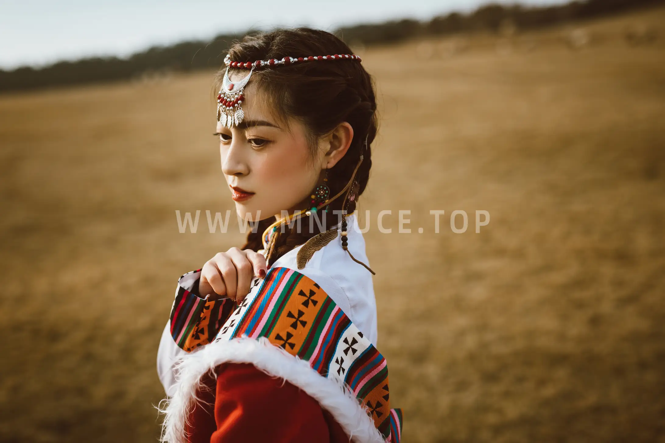 [YITUYU] 2022.07.04 Vol.1376 – Girl in Tibetan Clothes on the Ranch Yixuan-#[22P]-19